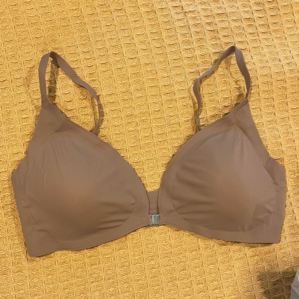 Super soft removable pads front clasp